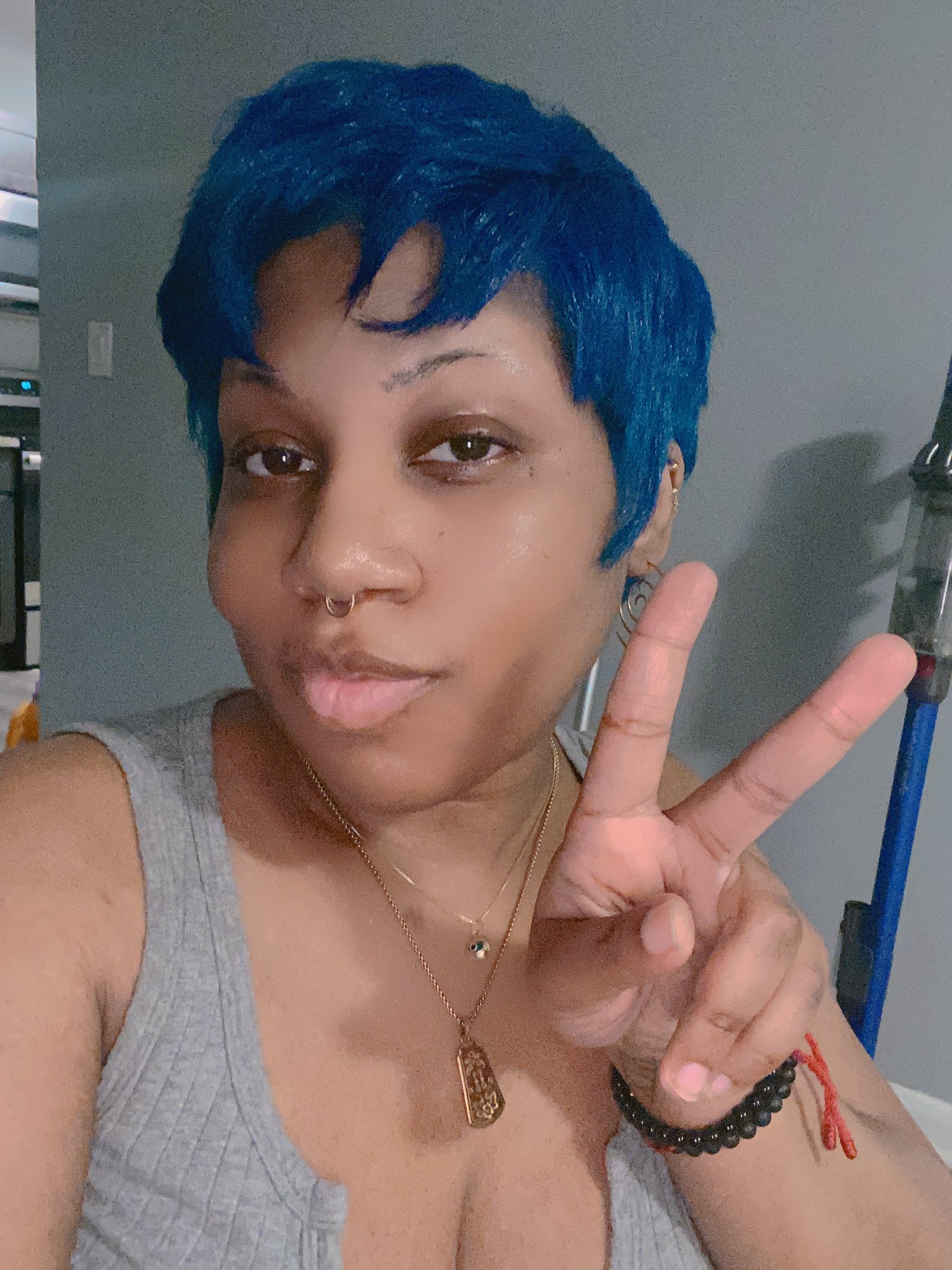 2 pic. As soon as I got my hair done I took many photos of myself. I feel like me again. 🙂‍↕️ https://t.co/Gzot34bYvG