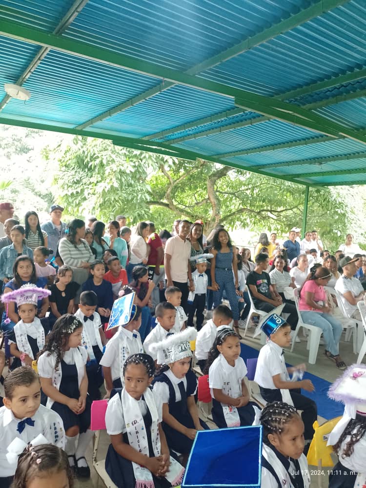 cdcegvl's tweet photo. #17Jul Felicidades con mucha alegría y orgullo los estudiantes de la EB Maestro José García, reciben el certificado educación básica 
@_LaAvanzadora 
@cdcelara 
@EleamerAbdala 
@salasimonplanas 
@MPPEDUCACION 
@AurimarVargas1 https://t.co/iM9icwNp7g