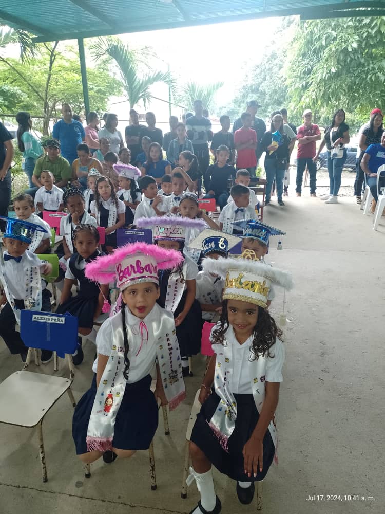 cdcegvl's tweet photo. #17Jul Felicidades con mucha alegría y orgullo los estudiantes de la EB Maestro José García, reciben el certificado educación básica 
@_LaAvanzadora 
@cdcelara 
@EleamerAbdala 
@salasimonplanas 
@MPPEDUCACION 
@AurimarVargas1 https://t.co/iM9icwNp7g