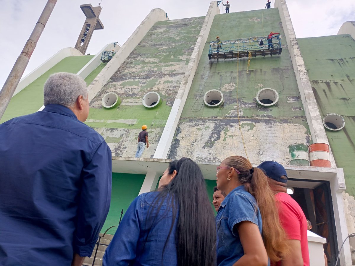 eduardopiate2's tweet photo. Inspeccionamos el trabajo de rehabilitación integral que realiza el gobierno del pdte ⁦@NicolasMaduro⁩ en la Catedral de San Fernando de Apure. Un trabajo que incluye impermeabilización, pintura exterior e interior, recuperar el sistema eléctrico, toda la madera, etc. https://t.co/sMsBikjvil