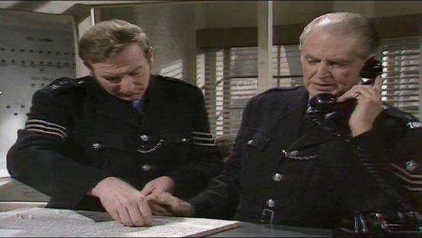 SaveRedlandLibr's tweet photo. 7pm TODAY on @TalkingPicsTV
From 1975, s21 Ep 2 of #Police #Drama📺 #DixonOfDockGreen “Seven for a Secret – Never to be Told” directed by #JoeWaters & written by #DerekIngrey
🌟#JackWarner #PeterByrne #NicholasDonnelly #GregoryDePolnay #FrankLester #RoyDesmond #BillieLove https://t.co/4Fjg7vlwRg