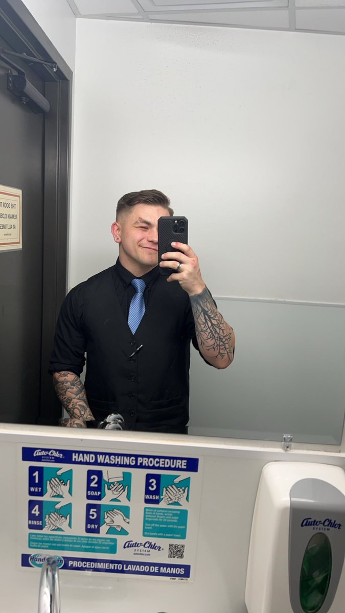 TheSuperBetic's tweet photo. Bartender boi https://t.co/jhgiNO3YOK