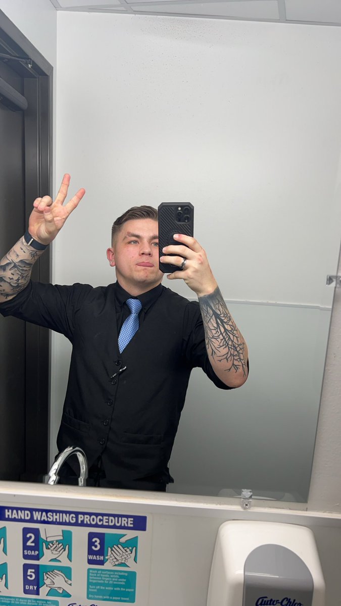 TheSuperBetic's tweet photo. Bartender boi https://t.co/jhgiNO3YOK