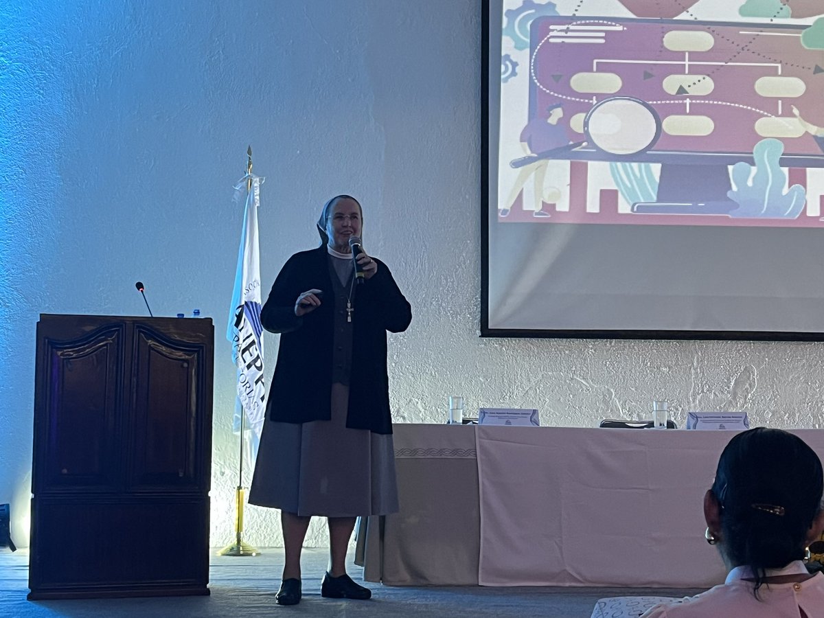 nazaretglobal's tweet photo. “Necesitamos una escuela humanista con IA”, @montsedelpozo en el XVII Congreso #ANEPPI en Oaxaca https://t.co/gxkkTjGGuY