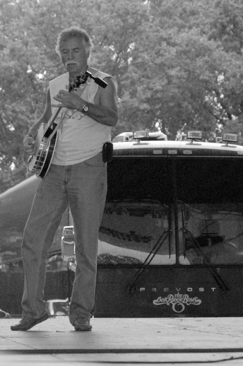 VelvetStormFF's tweet photo. I'm a little behind with the news...just found out this amazing person @joebonsall has passed. I did some photography for the band for a brief time &amp; want to share some photos in his honor. He was always so kind &amp; helpful to me. I grew up listening to him &amp; the band's music. 😢 https://t.co/YAJztVJN4v