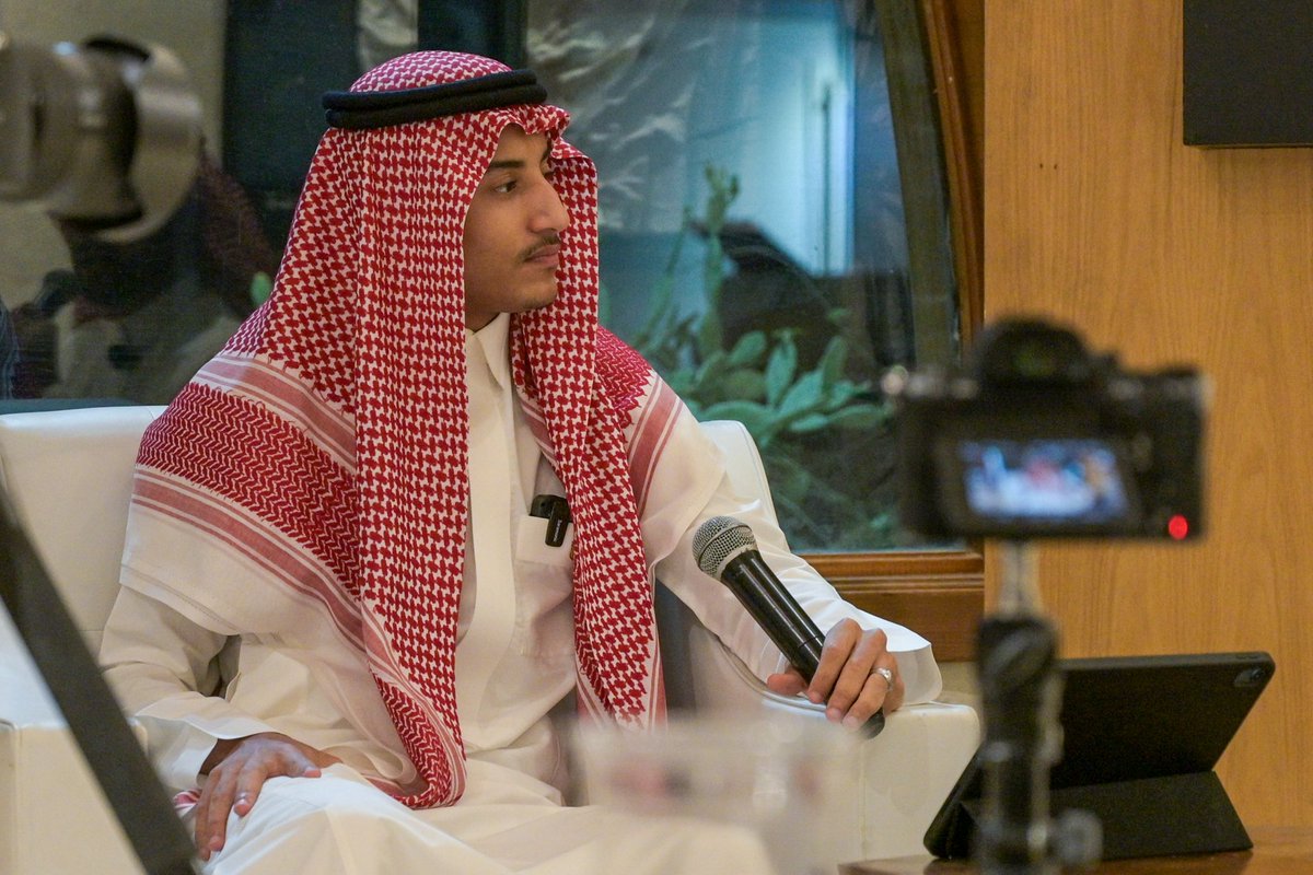 الشاعر عبدالله العنزي <a href="/abo_asil13/">عبدالله العنزي - أبو أصيل</a> في #لقاءات_متكأ
الشعراء في شِّعرهم يتمايزون بعد توفيق الله عزّ وجلّ في مقدار الموهبة التي يملكها الشاعر، ثم التجارب التي يعيشها ويمرّ بها في حياته..