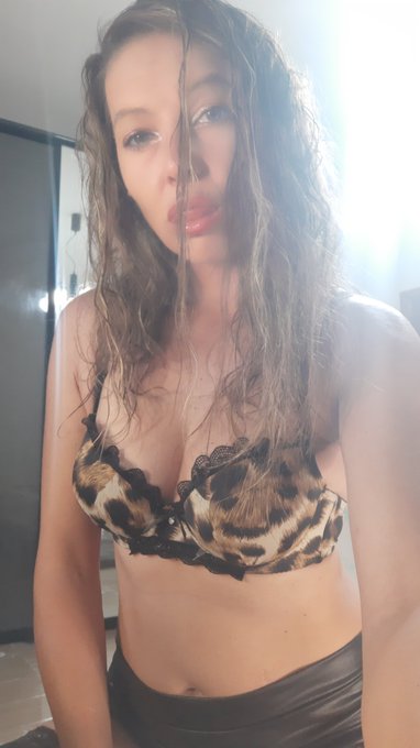 Sera porcelli🐽💋ci divertiamo un po' https://t.co/6z6t1aty0z @Cam4_IT 💋❤ https://t.co/lvcC98uVBH