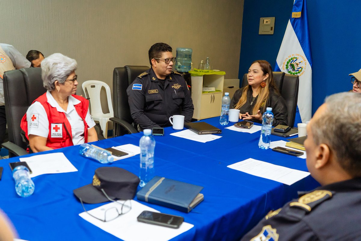 #GobernadoresEnAcción Nuestra Gobernadora y presidenta de la Comisión Departamental de <a href="/PROCIVILSV/">Protección Civil de El Salvador</a> de La Libertad, <a href="/Yaneth__Bran/">Yaneth Bran</a>, inició jornada de capacitaciones especializadas para las Comisiones Municipales de Protección Civil del departamento.