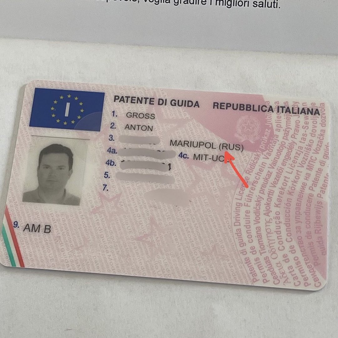 riccardomagi's tweet photo. A un cittadino italiano di origini ucraine è stato rilasciato un documento di guida nel quale Mariupol è considerata parte integrante della Federazione Russa. 

Vorrei tanto capire la ragione di questo errore grossolano: come è possibile che all’interno di un documento ufficiale rilasciato dal Ministero venga riconosciuta come un dato di fatto l’invasione e l’annessione di una parte di un Paese sovrano, che il nostro Governo non ha mai riconosciuto e continua a sostenere, in via ufficiale, di non voler riconoscere? Ho depositato una interrogazione al ministro Salvini affinché spieghi questa svista, se di svista di tratta.