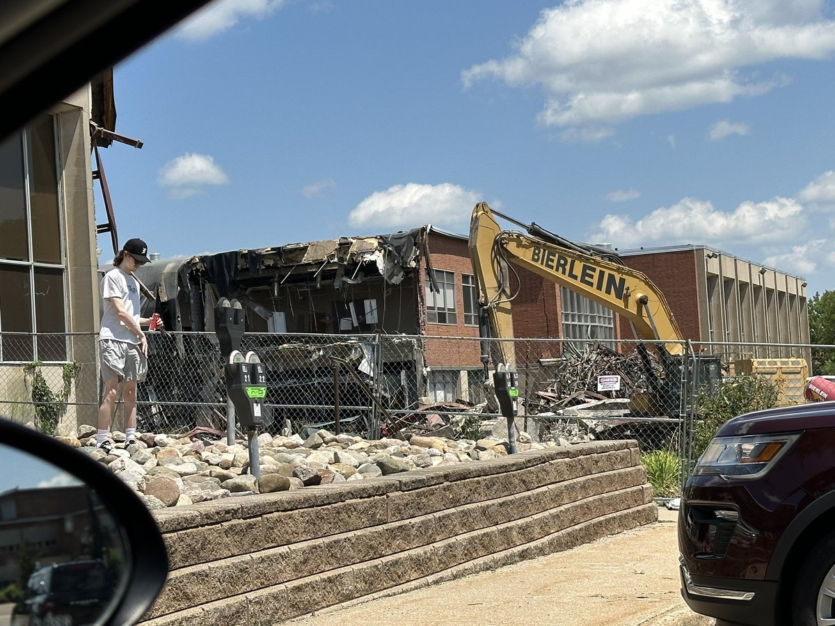 ayamiller22's tweet photo. End of an era

@WesternMichU has begun tearing down the Bernhard Center https://t.co/gY5G5d16Ey
