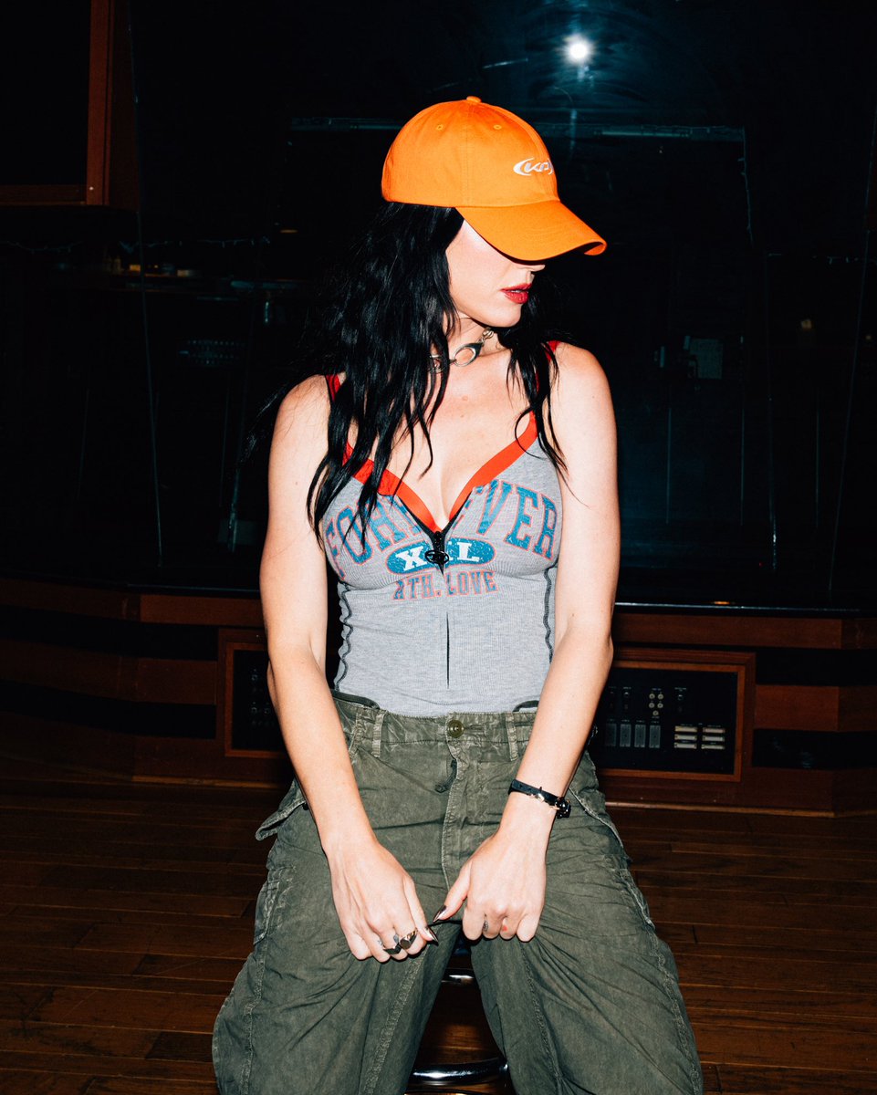 katyperry's tweet photo. MERCH APPRECIATION POST 🧡
don’t forget to use ur discount code at checkout, hidden in the WOMAN’S WORLD video 💋 https://t.co/cZcL5iYLo4 https://t.co/F8u0ZXXbsg