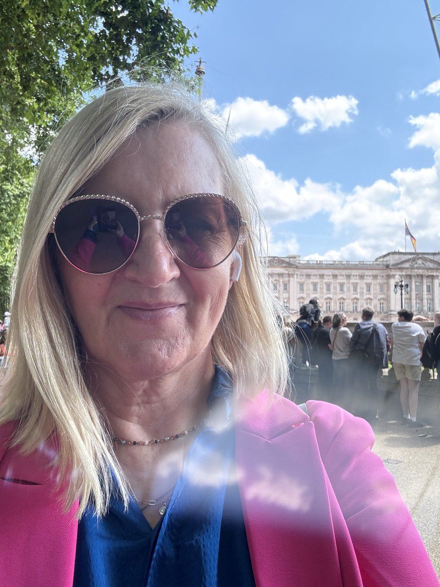 Margo_Manning's tweet photo. A speaking engagement, a walk through Green Park, passed Buckingham Palace, then off to coach a fabulous Financial Director. 

What do you do to shake off your previous meeting and prep mentally for your next?

#MorningMotivation #WalkAndTalk #CitySights #CoachingLife #MentalPrep https://t.co/LuvHP8AfCc