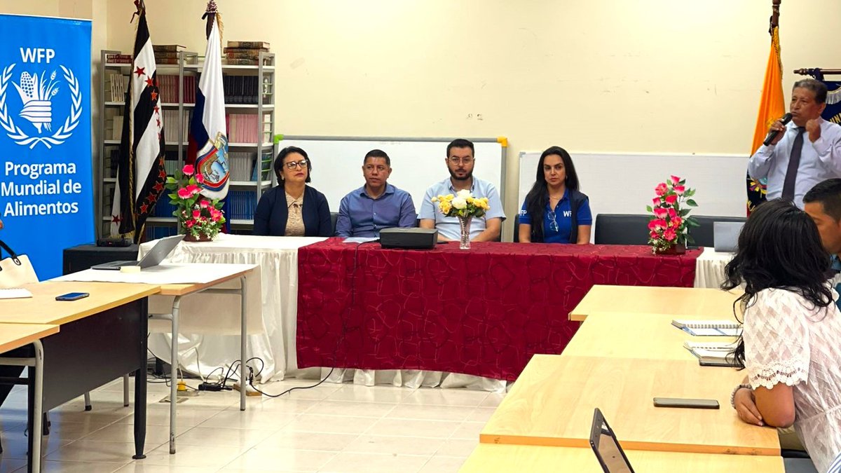 EducacionZ4_Ec's tweet photo. [JARAMIJÓ] Como parte de la alianza estratégica con @WFP_Ecuador, en la Unidad Educativa Guadalupe Larriva se realiza el Taller de arranque del Modelo Territorial de Comidas Escolares, para entregar a estudiantes 👧🏻👦🏻 productos nutritivos y frescos.

#ElNuevoEcuadorResuelve https://t.co/zc0Nbjw6ds