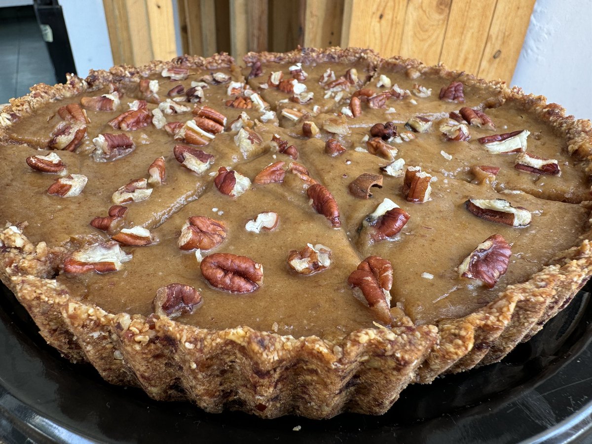 Tienes que venir por tu rebanada de pay de dátil con nuez 🌰 

Está delicioso, te va a encantar 🌱

Pídelo a domicilio por WhatsApp al 5569325037

#PuroAmor #vegan #pastelvegano #payvegano #postrevegano