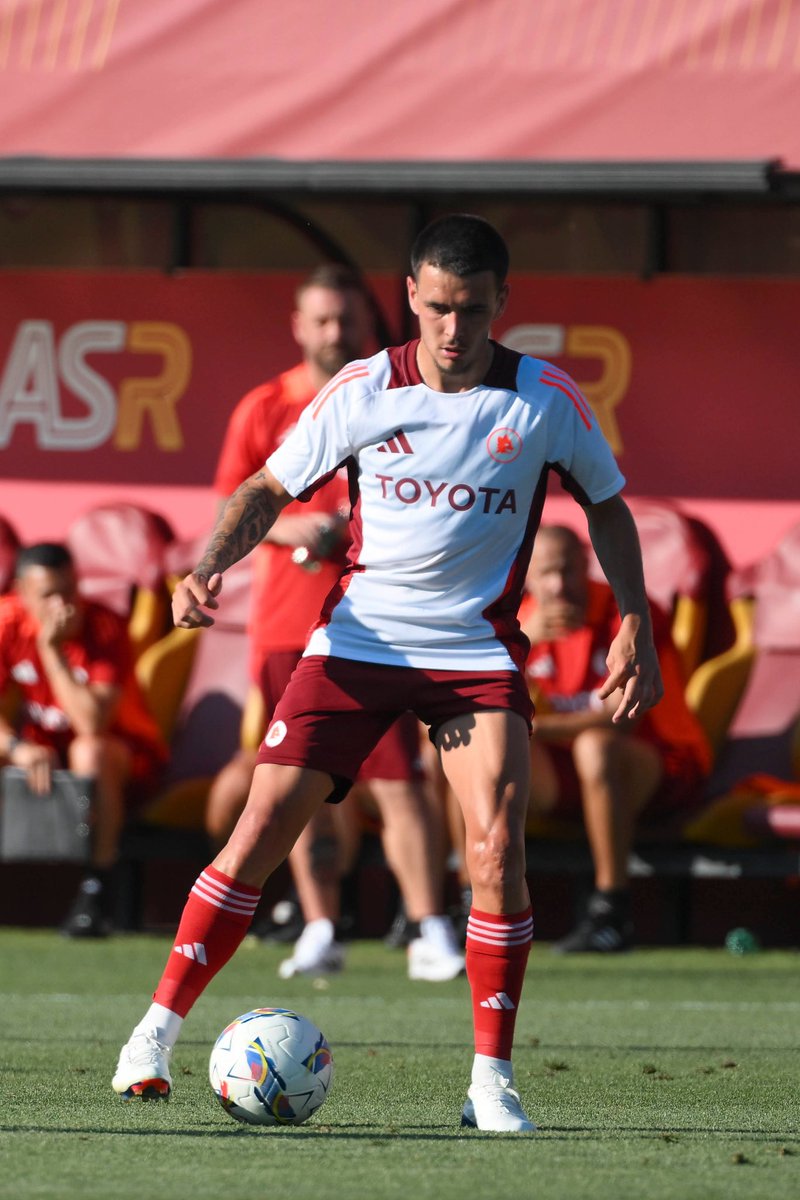✅ Final en Trigoria. La Roma comienza la pretemporada con una victoria por goleada ante el Latina.

📍Roma 6-1 Latina.

⚽️ Dybala 28', Solbakken 30', Pisilli 40', Le Fée 43', Graziani 64' 83'.

#ASRoma