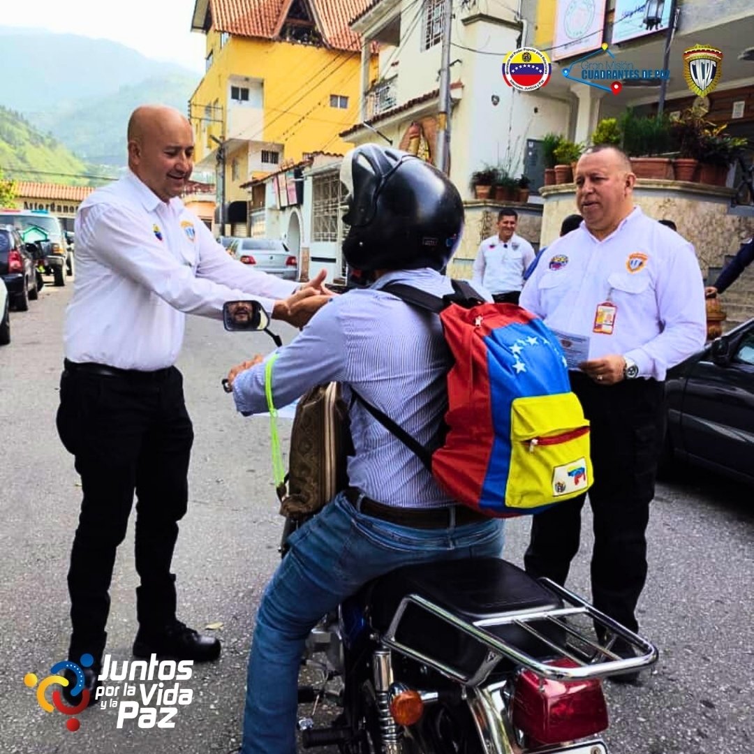 Nuestros funcionarios se mantienen desplegados en las calles llevando a cabo labores preventivas creando conciencia en la ciudadanía y brindando herramientas para proteger la integridad de todos

#VenezuelaSegura <a href="/mijpvzla/">MPPRIJP</a> <a href="/nicolasmaduro/">Nicolás Maduro</a> <a href="/CeballosIchaso1/">@FuerzaDinamica Remigio Ceballos Ichaso</a>