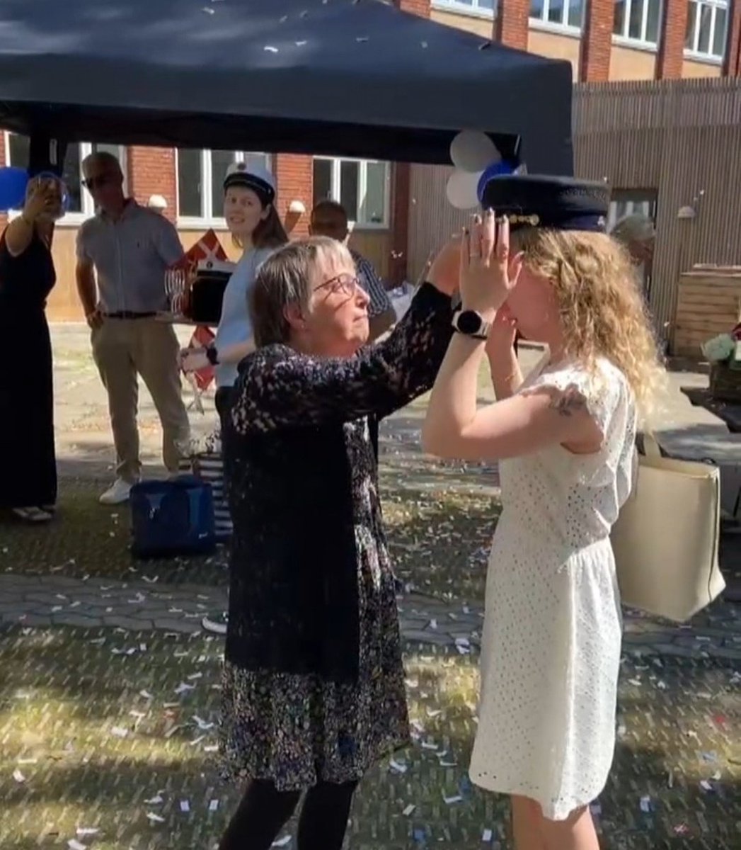 MirskCS's tweet photo. Er btw blevet student👑
På trods at jeg træk mat A, overlevede jeg og fik 12 i huen(ofc)
Ses på medicin i Odense næste år, måske🫠🔫
(Medmindre jeg går pro i cs) https://t.co/1tEeUlhPgI