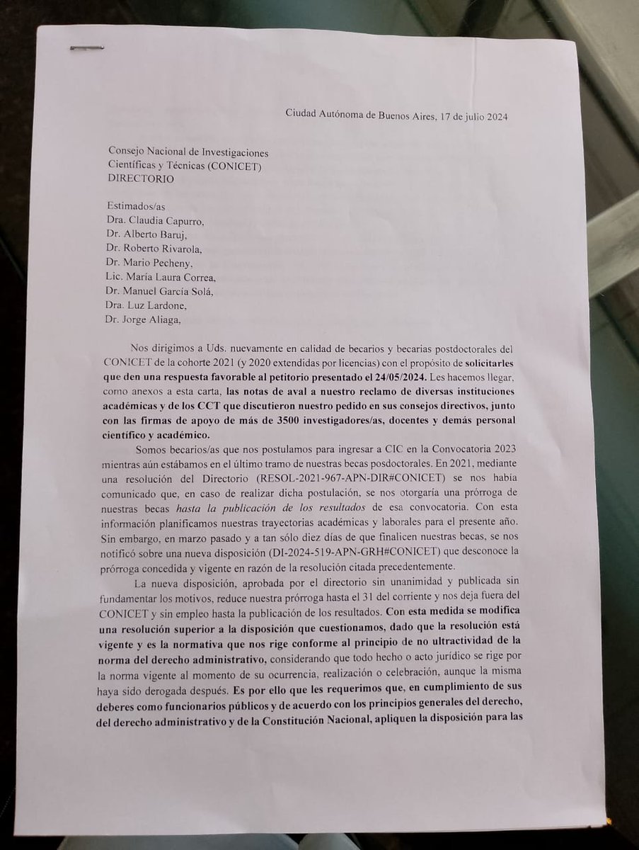 ateconicet's tweet photo. Allí, se presentó una carta al directorio con 3500 firmas y el apoyo de varios CCT de todo el país reclamando que se cumpla la resolución 967/21. Según está normativa, sus becas deben ser extendidas hasta que se publiquen los resultados del concurso de ingresos CIC. 

+ https://t.co/0AAZXwC7Do