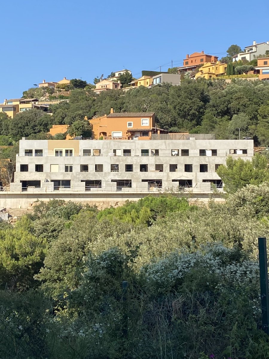 SOSAiguafreda's tweet photo. És increíble que l’ @AjBegur ho hagi tornat a fer… el model “Jardins de Sa Riera” sembla que els hi va agradar… 🤬. 
@SosCostaBrava @ecologistescat @somnatus @iaden @IADENSalvemEmp @mediambientcat @territoricat @dmascort @baixemporda_tur @gencat @BegurNOesNO 
@accioclimatica https://t.co/Nabk6rwlTL