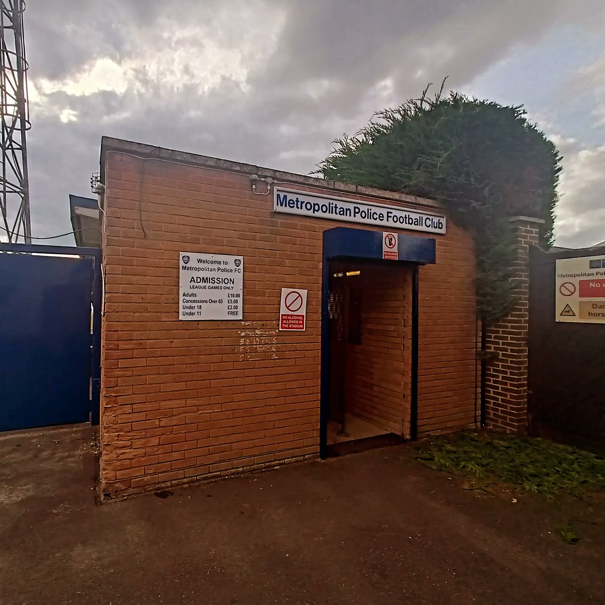 VeryMilos's tweet photo. 📅 Wed 17 Jul 2024
⚽️ Metropolitan Police FC - AFC Wimbledon
🏟 Imber Court
🏆 Friendly
#groundhopping #football #england #london #met #police #thames #ditton #wimbledon #friendly #travel #stadiumtour https://t.co/6ad7Cjr3wn