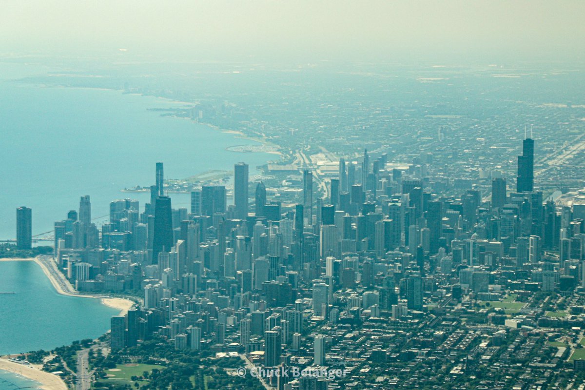 NowHeresYou's tweet image. Chicago from the big camera ! I asked for a 28C arrival this morning and everything aligned to give me one ! It was still east flow when we departed London. #americanairlines #americanair #chicago #skyline #mykondoftown
