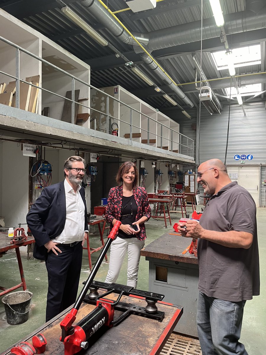 EmmanuelCapus's tweet photo. 🏢 Visite du centre @Afpa_Formation d’@Angers avec Stéphanie Jouglet, directrice du pôle Anjou ! 

➡ Chaque année, ce centre forme plus de 900 personnes et joue un rôle majeur dans la réinsertion et le retour à l’emploi.🧑‍🔧 https://t.co/b7XM8kPC7M