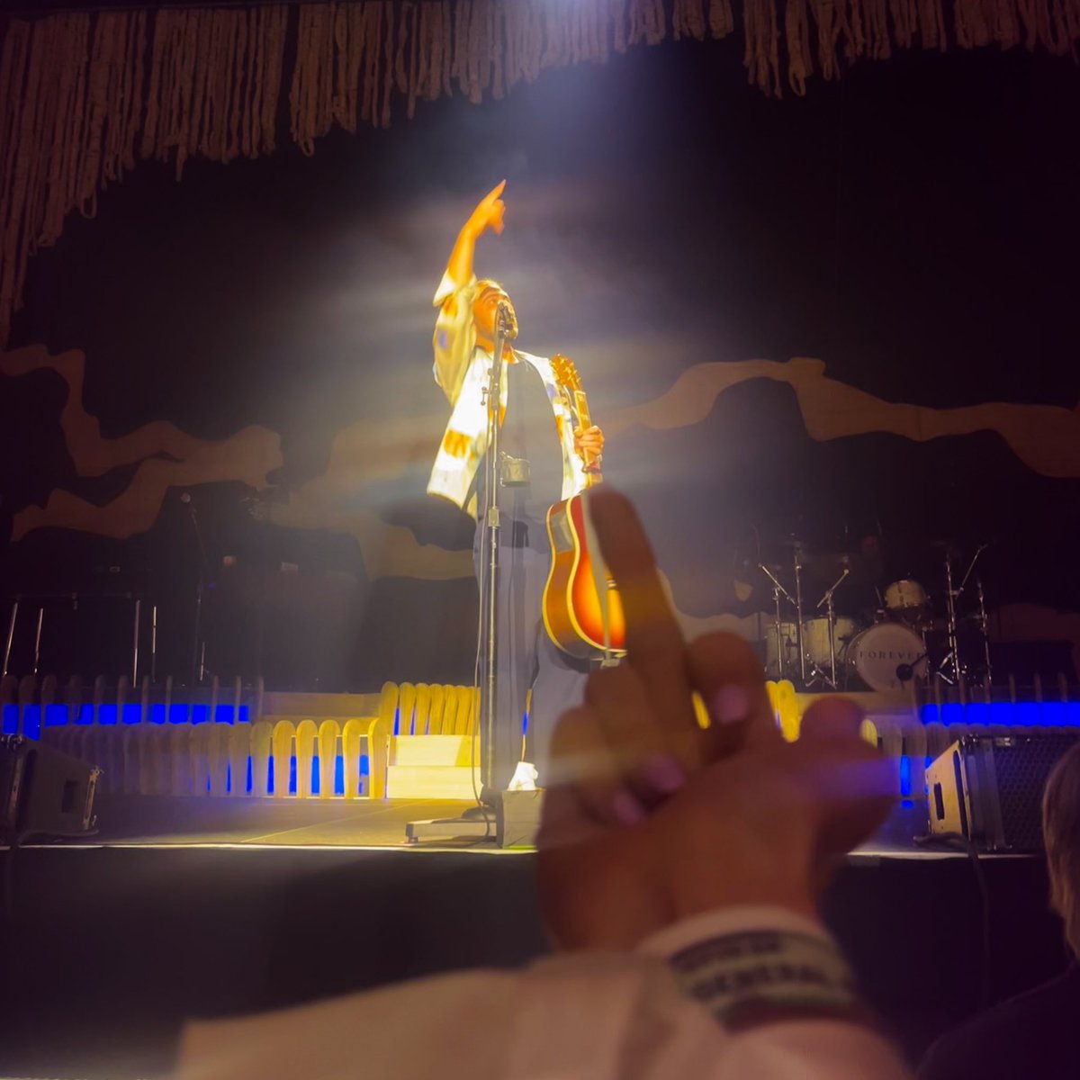 boutta start crying again. this post concert depression is hitting so bad