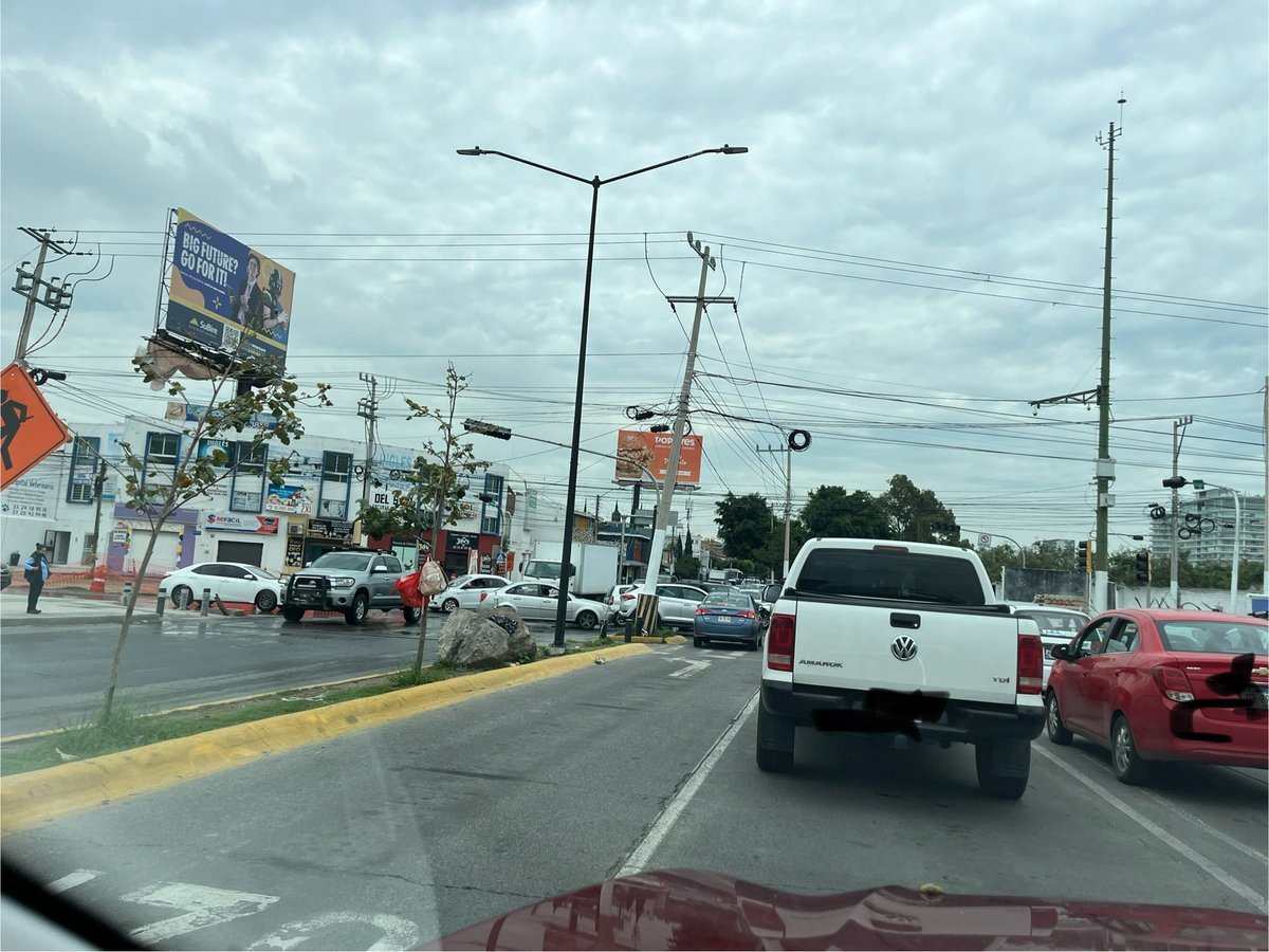 sofialcarazm's tweet photo. @Trafico_ZMG semáforos sin funcionar en santa margarita y servidor público!!! Caos en su esplendor https://t.co/bIg5tt2o2A