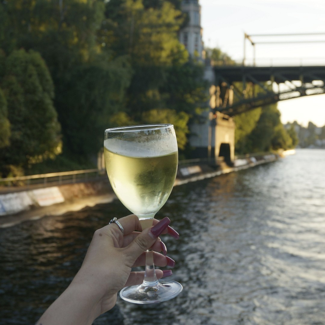 Imagining myself on the boat this evening, soaking in the perfect temperature and the sunset 🍷

#cruise #waterwayscruises #Unwindcruise #Seattle #Boat #lakeunion #sunsetonthelake #Sunsetcruise