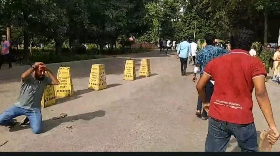 Farjana2640's tweet photo. We never felt this much helpless. 
Everyone is against the students.  
We are not well in Bangladesh.We need international attention
#SaveBangladeshiStudents
#SaveTheStudents #StudentsUnderAttack 
#Bangladesh
#Save_Bangladeshi_studens
#SaveBangladeshStudents
#QuotaReformMovement https://t.co/fN1L3f3k1g