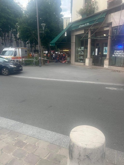 NewsTVReal's tweet photo. 🚨Un homme au volant d'une voiture a foncé sur la terrasse d'un bar-restaurant dans le 20e arrondissement de Paris. 4 personnes ont été blessées, 2 d’entre elles sont en état d’urgence absolue. Le conducteur est en fuite. (©Actu 17) https://t.co/Bvt8ursWAv