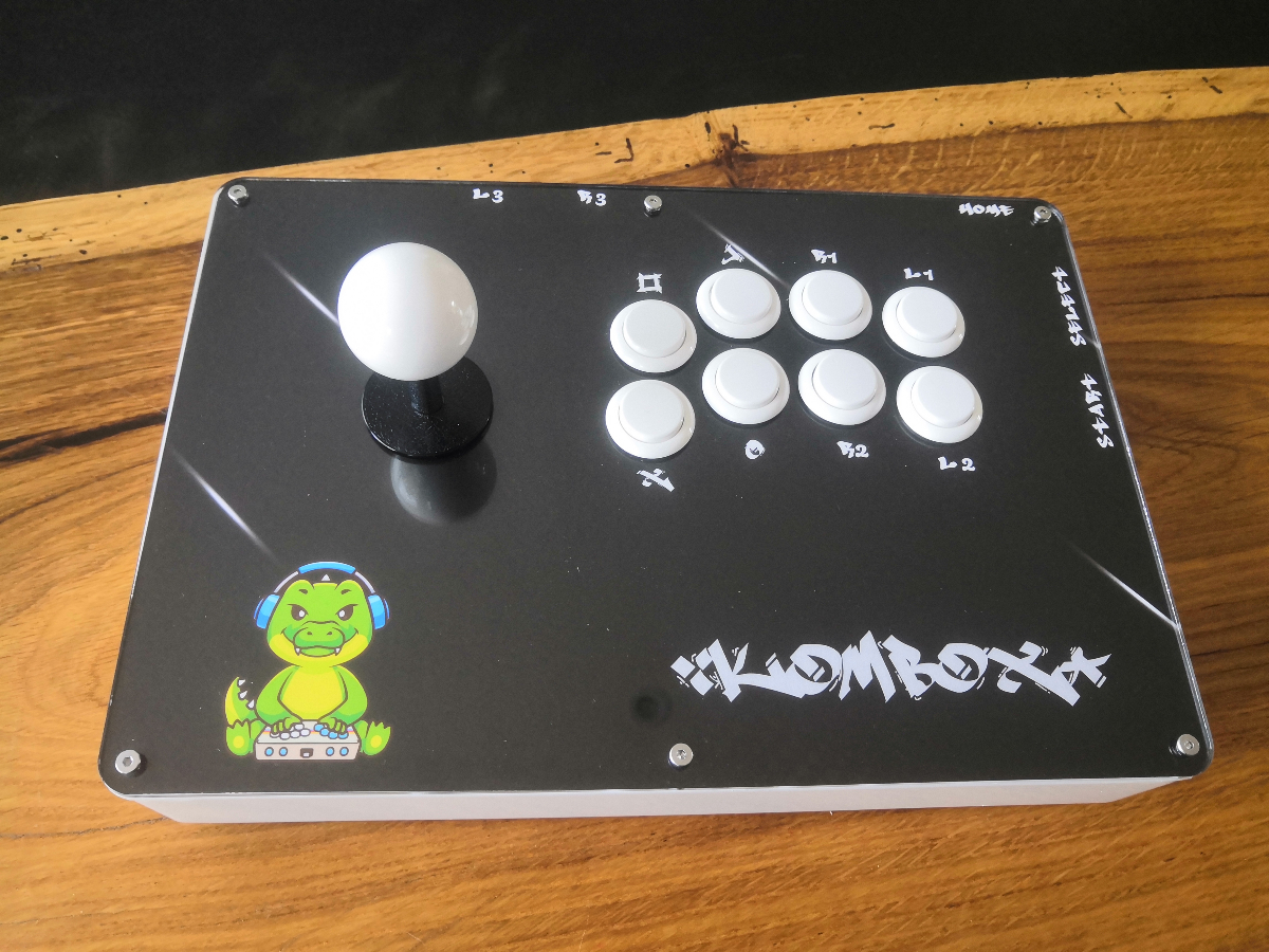 Nouveauté!
Notre stick arcade au format traditionnel est enfin disponible en ligne par ici;
komboxgaming.com/products/kombo…

Pour celles et ceux qui ont déjà un stick Kombox, vous pouvez acheter les panneaux  seuls, pour passer de leverless à stick traditionnel facilement.