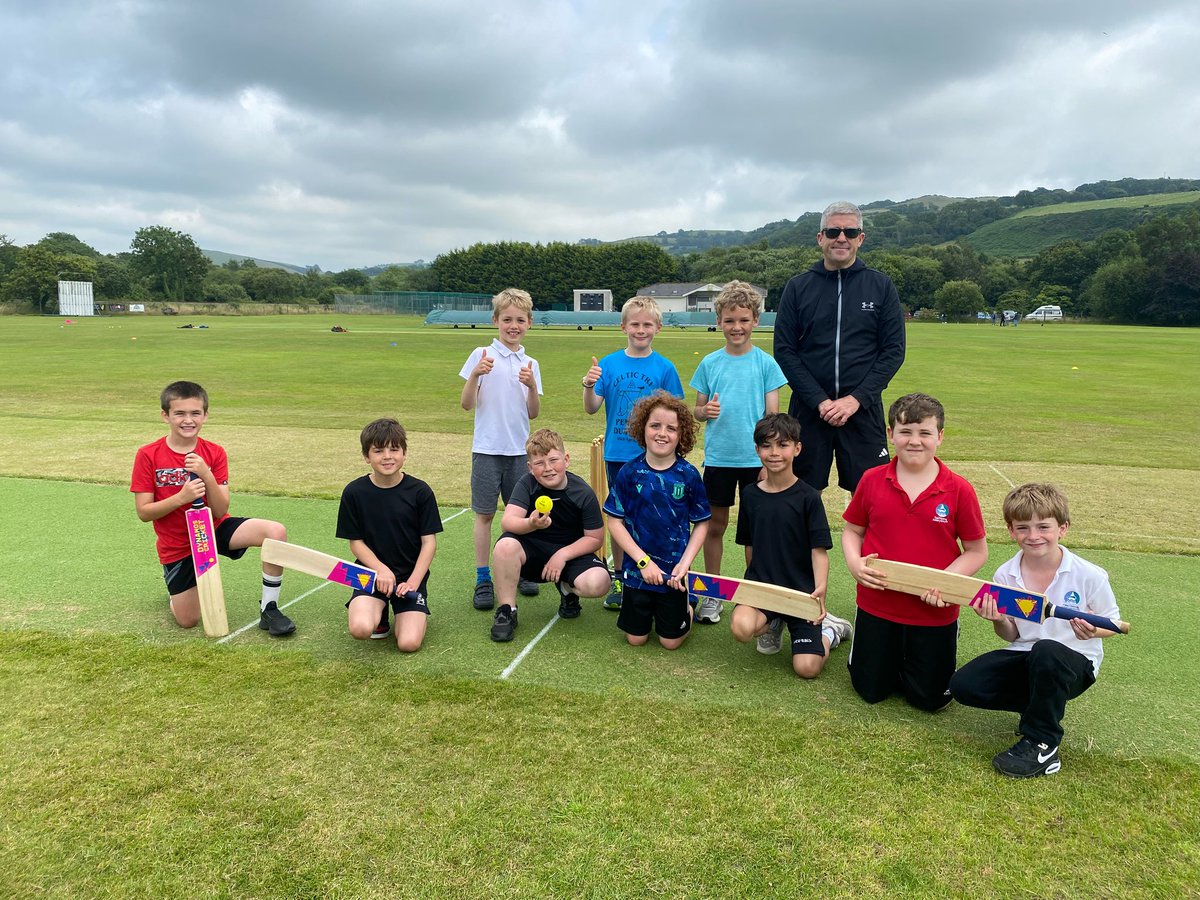Blwyddyn 4 (@ysgolgymraeg4) on Twitter photo Diwedd prysur ryfeddol i’r flwyddyn! 😄
💖gwisgo lan ar gyfer priodas Blwyddyn 2
🗣️ rhoi cyflwyniad i’r dosbarth
🏏 diolch i <a href="/AberCC/">Clwb Criced Aberystwyth Cricket Club</a> am gael gwers ar y Geufron
🏎️ cwrdd ag Osian Pryce, a’i gar - pob lwc yn <a href="/Rali_Ceredigion/">Rali Ceredigion</a> ddiwedd yr haf! Diwedd prysur ryfeddol i’r flwyddyn! 😄
💖gwisgo lan ar gyfer priodas Blwyddyn 2
🗣️ rhoi cyflwyniad i’r dosbarth
🏏 diolch i <a href="/AberCC/">Clwb Criced Aberystwyth Cricket Club</a> am gael gwers ar y Geufron
🏎️ cwrdd ag Osian Pryce, a’i gar - pob lwc yn <a href="/Rali_Ceredigion/">Rali Ceredigion</a> ddiwedd yr haf!
