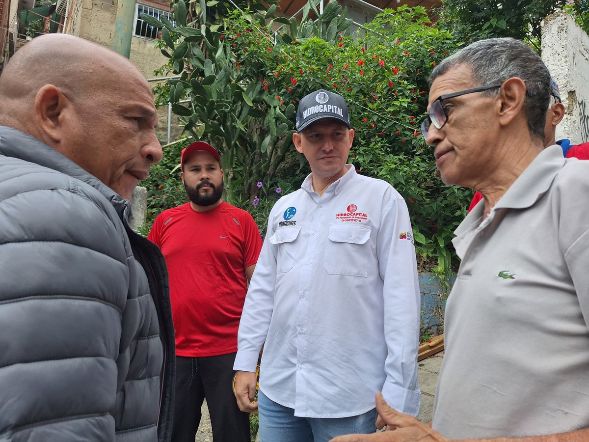 hidroven_ve's tweet photo. El presidente de Hidrocapilal, Ing. Carlos Mast, efectuó un recorrido en la tercera calle de El León, parroquia Santa Rosalía, de Caracas, para verificar los trabajos que se van ejecutar a fin de optimizar el servicio de agua potable en atención  a más de 60 familias.

La comunidad organizada, realizó su reporte a través de la aplicación VenApp y de inmediato se activó el sistema 1x10 del Buen Gobierno, herramienta con la que garantizará una solución rápida y eficiente del Gobierno Bolivariano.

@NicolasMaduro 
@RMarcoTorres 
@minaguasoficial 
@mastporlapatria