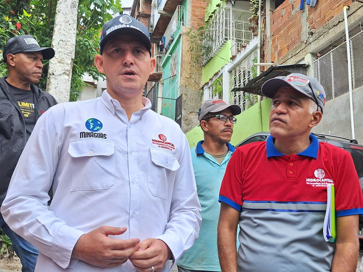 hidroven_ve's tweet photo. El presidente de Hidrocapilal, Ing. Carlos Mast, efectuó un recorrido en la tercera calle de El León, parroquia Santa Rosalía, de Caracas, para verificar los trabajos que se van ejecutar a fin de optimizar el servicio de agua potable en atención  a más de 60 familias.

La comunidad organizada, realizó su reporte a través de la aplicación VenApp y de inmediato se activó el sistema 1x10 del Buen Gobierno, herramienta con la que garantizará una solución rápida y eficiente del Gobierno Bolivariano.

@NicolasMaduro 
@RMarcoTorres 
@minaguasoficial 
@mastporlapatria
