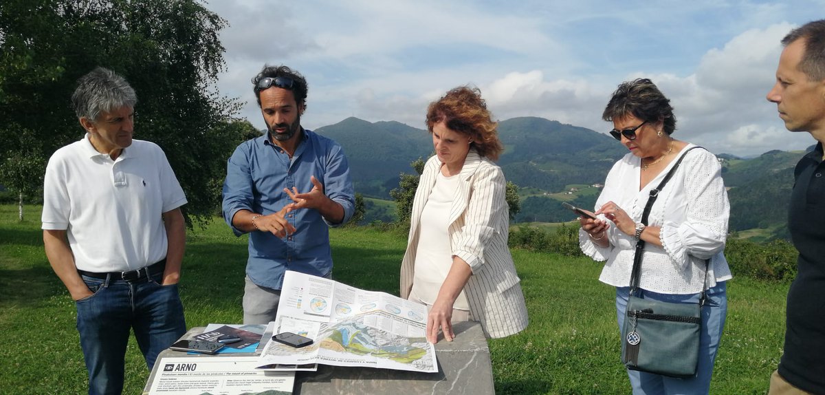 geoparkea's tweet photo. Gaur Gipuzkoa Foru Aldundiaren bisita izan dugu gurean, Geoparkearen kudeaketa gertutik ezagutzeko eta bertan dauden azpiegiturak ikusteko. Debako eta Zumaiako udalek egin diete harrera Xabier Arruti diputatuari eta Koldobike Olabide eta Arantza Ariztimuño zuzendariei.Mila esker! https://t.co/ELVnRxT0Af