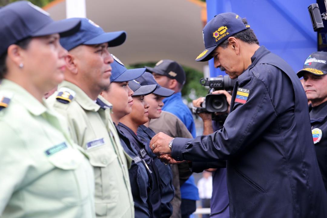 Venezuela cuenta una policía sólida para la defensa de la patria y la soberanía.Desde el paseo monumental Los Próceres en Caracas, el Jefe de Estado, <a href="/NicolasMaduro/">Nicolás Maduro</a> junto al vicepresidente sectorial  <a href="/CeballosIchaso1/">@FuerzaDinamica Remigio Ceballos Ichaso</a>, lideraron el acto con motivo del Día Nacional del Policía.