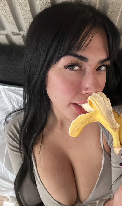 Bananas in bed 🍌 https://t.co/w07DKpox34