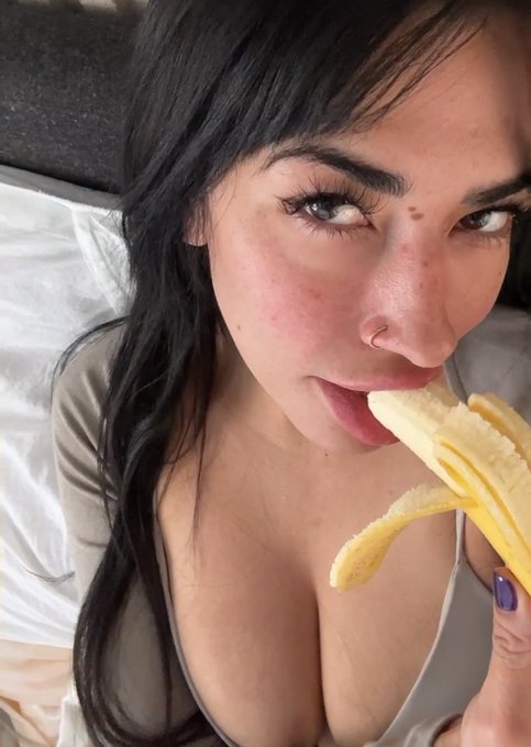 Bananas in bed 🍌 https://t.co/w07DKpox34