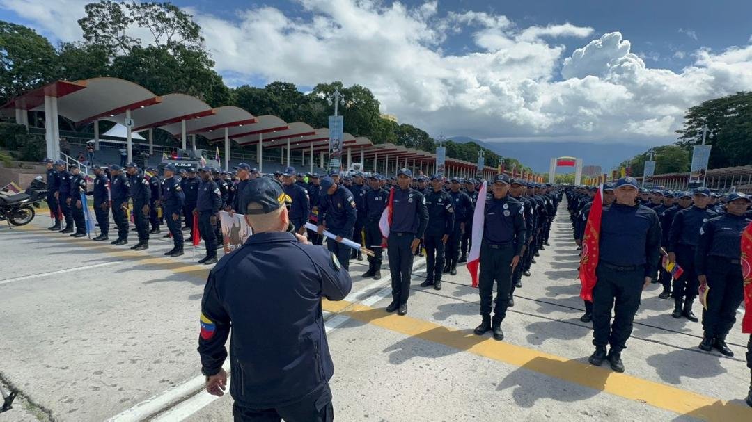 El Pdte. de la República, junto al A/J Ceballos Ichaso, realizó el ascenso a la jerarquía superior inmediata de 10 mil 544, funcionarias y funcionarios, de los cuales 4 mil 873, pertenecen al CPNB, 3 mil 282, policías estadales y 2 mil 389 a las municipales.  #VenezuelaSegura