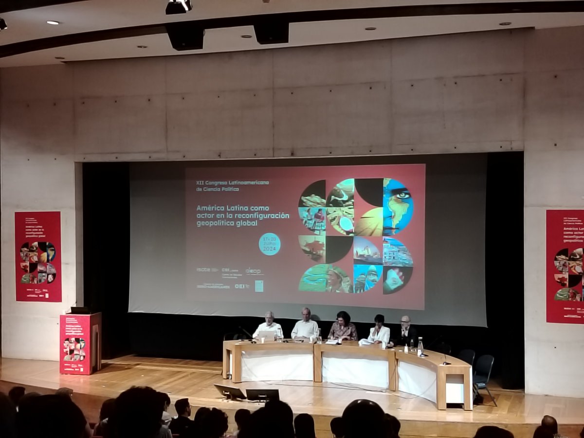 SoloElWasa's tweet photo. Cero complejos y a modo de crítica constructiva, pero es la inauguración del congreso LATINOAMERICANO de Ciencia Política y los panelistas lo presentan en inglés para un público lusófono e hispanófono. 
@ALACIP_oficial https://t.co/B7yeaS9ipT