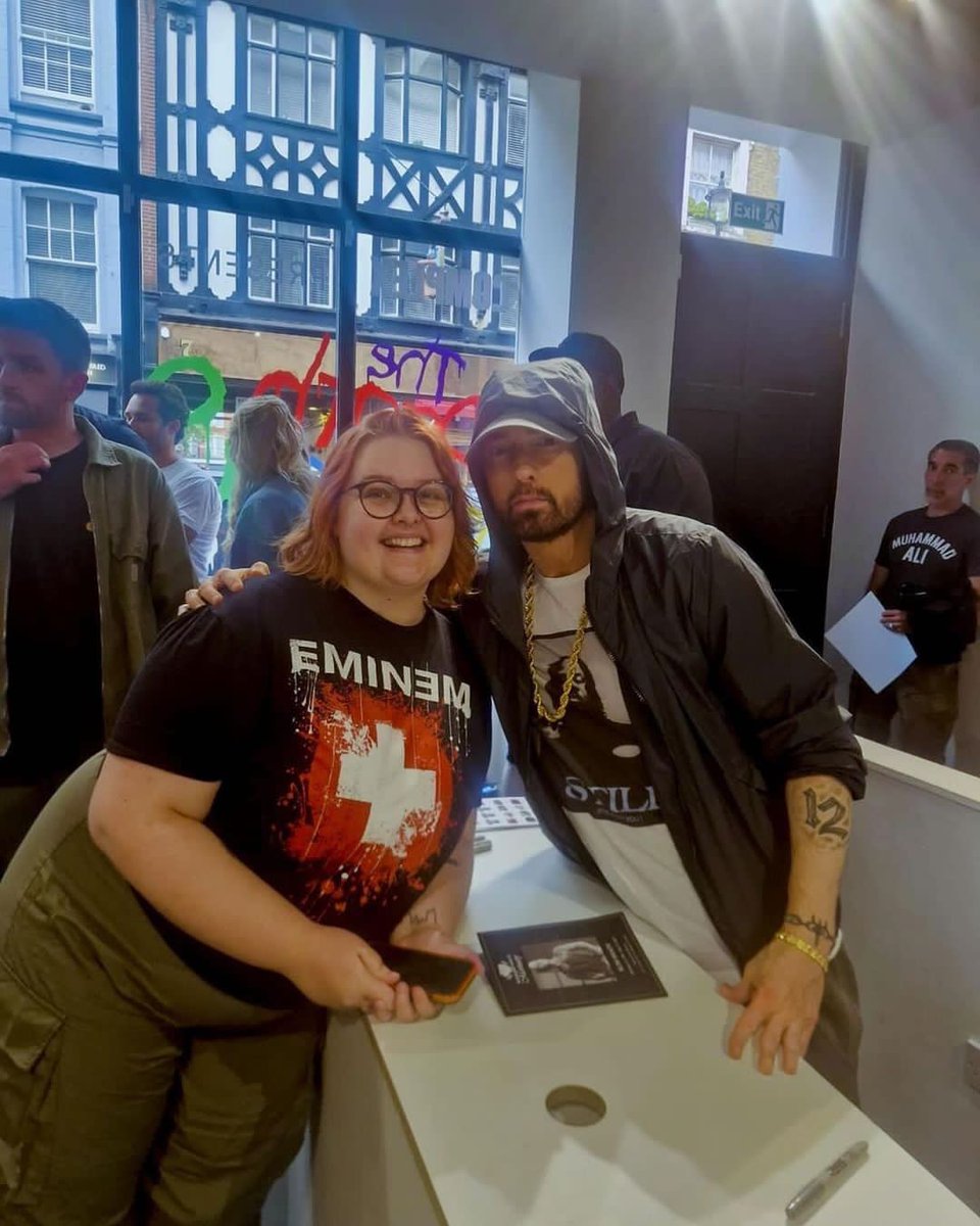 Shadyind's tweet image. 📸 Eminem with fans at Complex: Pop Up Experience in London.