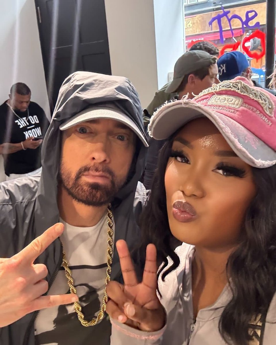 Shadyind's tweet image. 📸 Eminem with fans at Complex: Pop Up Experience in London.
