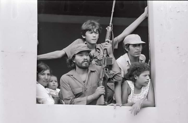 bilwistereo's tweet photo. 🇳🇮 Impresionantes imágenes de la Insurrección Popular Sandinista en Nicaragua, un hito que unió a todo un pueblo hasta lograr la huida del dictador, Anastasio Somoza Debayle, el 17 de julio de 1979.

Esta fecha histórica es conmemorada en todo el país como el “Día de la Alegría”. https://t.co/RDemqInCCx