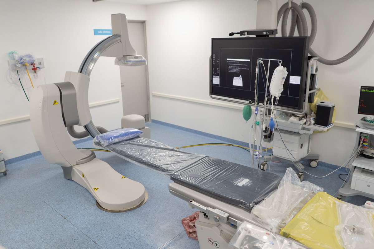 alfredocornejo's tweet photo. El servicio de guardia del Hospital Central cuenta con un nuevo angiógrafo. Un equipamiento médico con tecnología de vanguardia, que permite realizar pruebas cruciales para atender emergencias como los infartos, una de las principales causas de muerte tanto en la provincia como en el país.
En el mismo sentido, recorrimos las instalaciones de la FUESMEN y conocimos el nuevo resonador abierto, destinado a pacientes con obesidad o claustrofobia.
Quiero destacar ambas incorporaciones, que fortalecen nuestro servicio de salud con tecnología de punta y permiten el acceso de los mendocinos a un sistema de calidad.