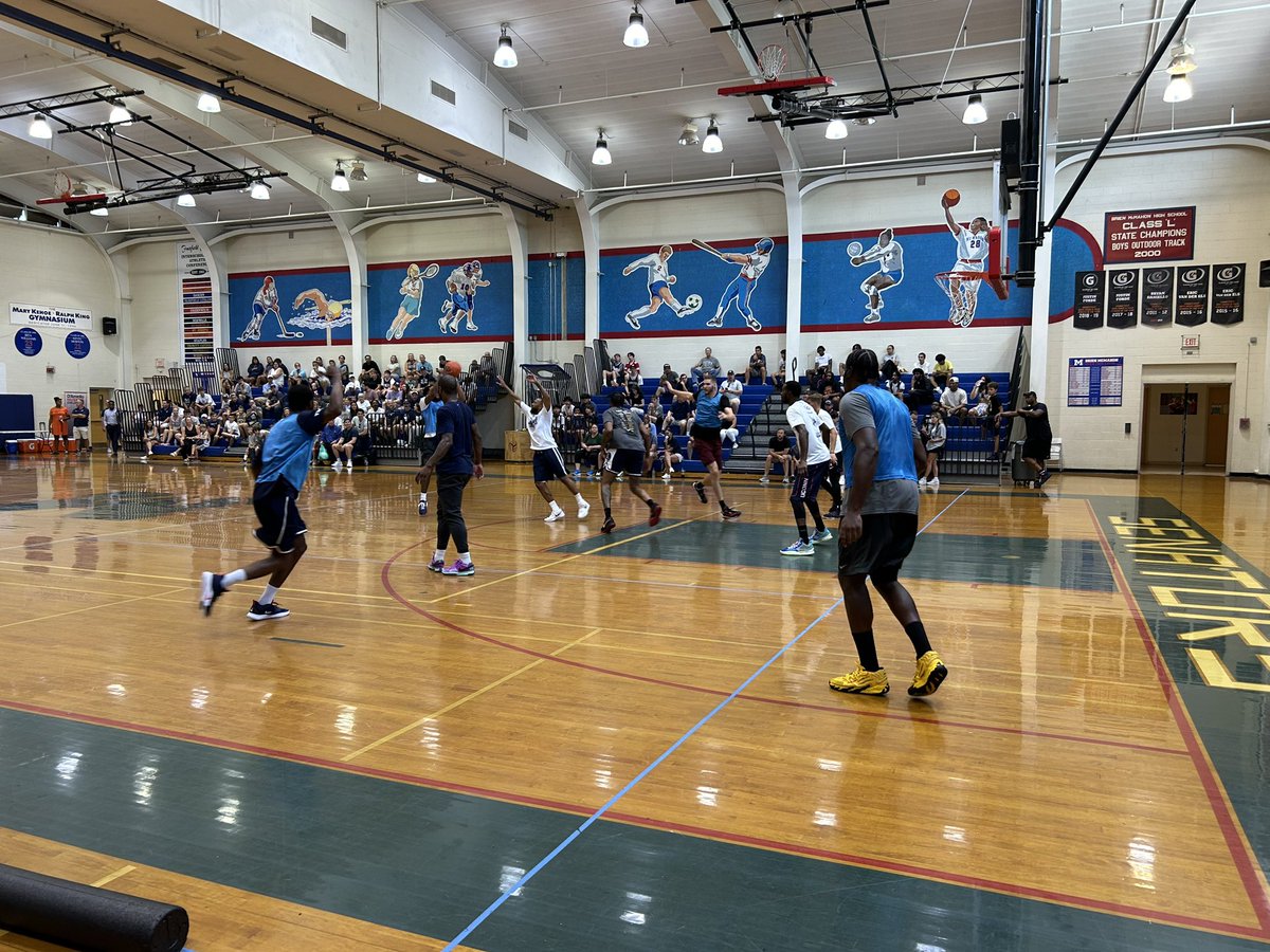 Stars of Storrs practicing at McMahon High today in front of fans. #ctbb #uconn