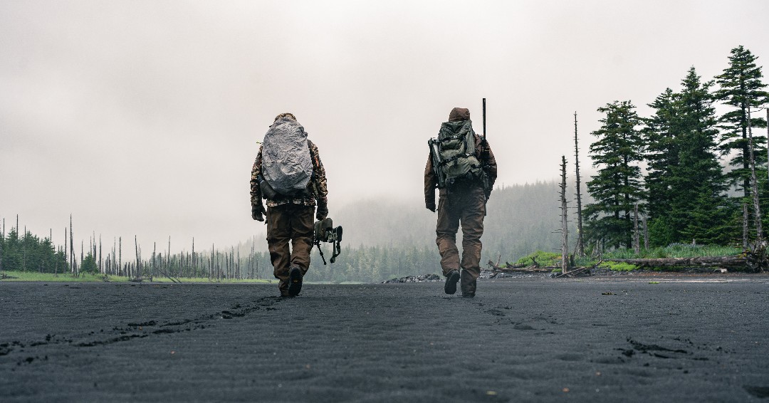 weatherbyinc's tweet photo. Our bear season ended by heading up to Alaska on a cast and blast, product testing trip with the Hushin crew. After a long, hard week of putting our gear through the wet, salty conditions in the far northwest, we were able to find success on the black sand beaches of Alaska. https://t.co/lHnYbYQbER