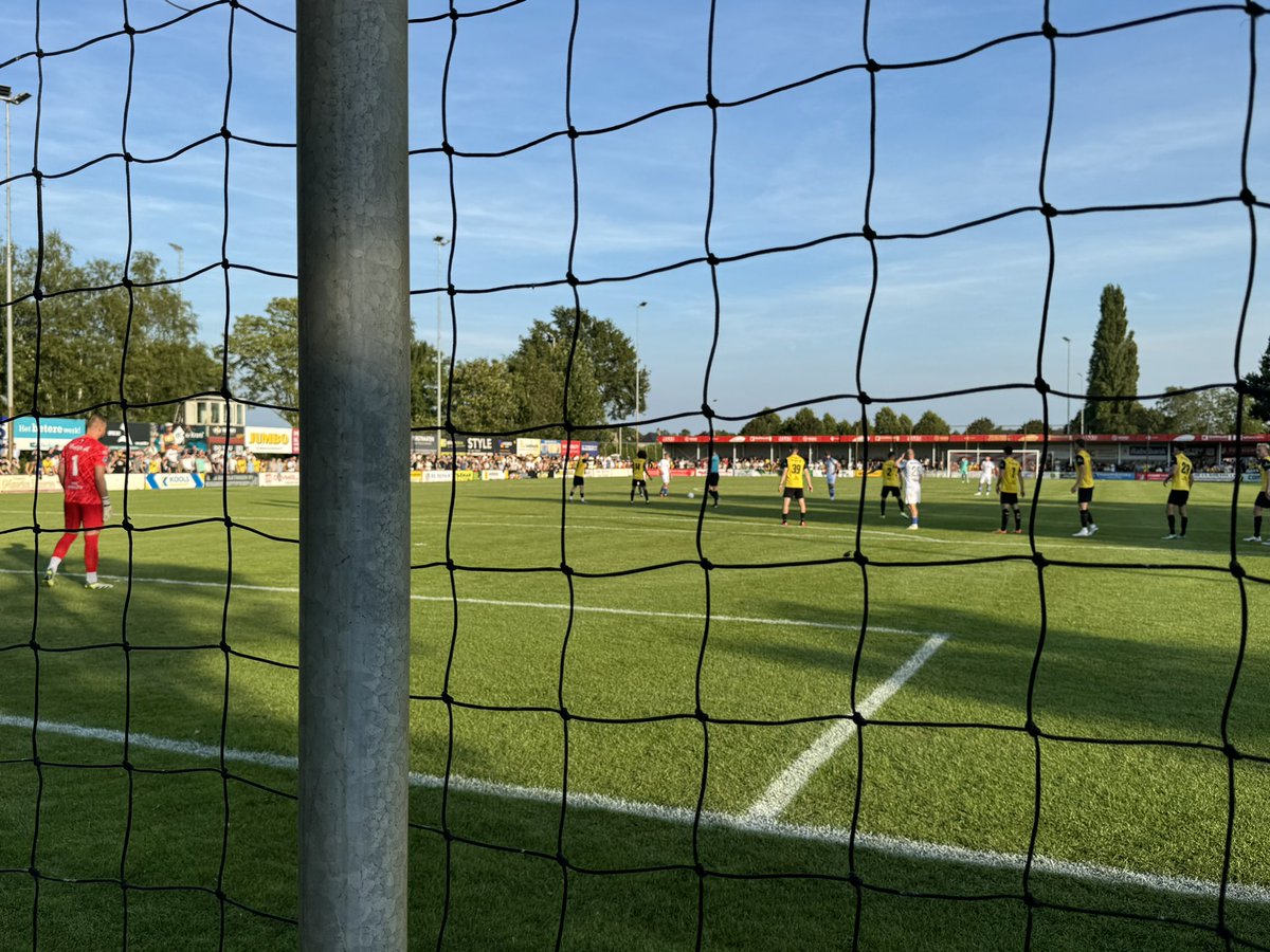 FrankKoken's tweet photo. Behoorlijke eerste helft van FC Eindhoven tegen NAC, maar het staat helaas wel 1-0 Twee goede kansen bleven onbenut door Rottier en Simons. #NACFCE https://t.co/Q9Dm1HHYjk