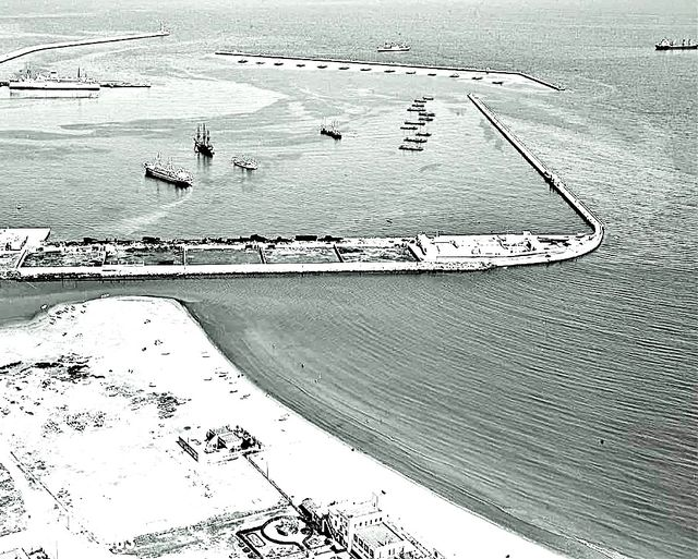 PassejantV's tweet photo. València, any 1963. Vista aèria de la desapareguda platja de Natzaret i del port de València. Enmig dels dos, la desembocadura del Túria. https://t.co/VjveOQLjpa