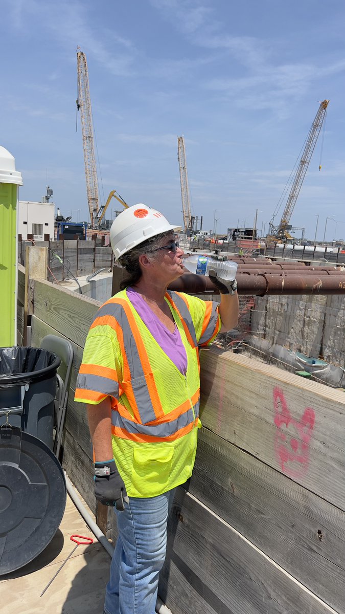HrbtExpansion's tweet photo. As a heat wave bakes the U.S., proper hydration is critical for our @hrbtexpansion crews, first responders and others who work outside in unrelenting heat.  @vdot and @hrcp teams and contractors are reminded daily that keeping hydrated is part of our safety protocol. @vdothr https://t.co/6e8qzHHU98